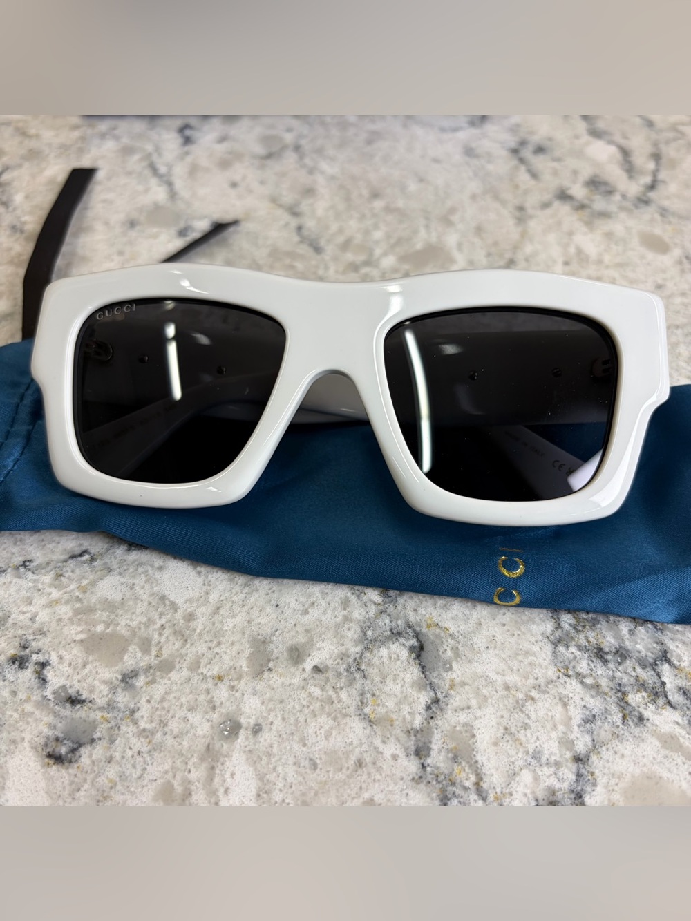 Gucci White Frame Sunglasses with Gold Logo and Black Lenses - Picture 3 of 4